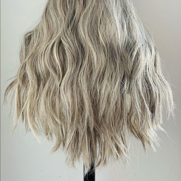 Easy to Wear Effortless Style 20” Ombre Ash Synthetic Wig - Picture 10 of 15